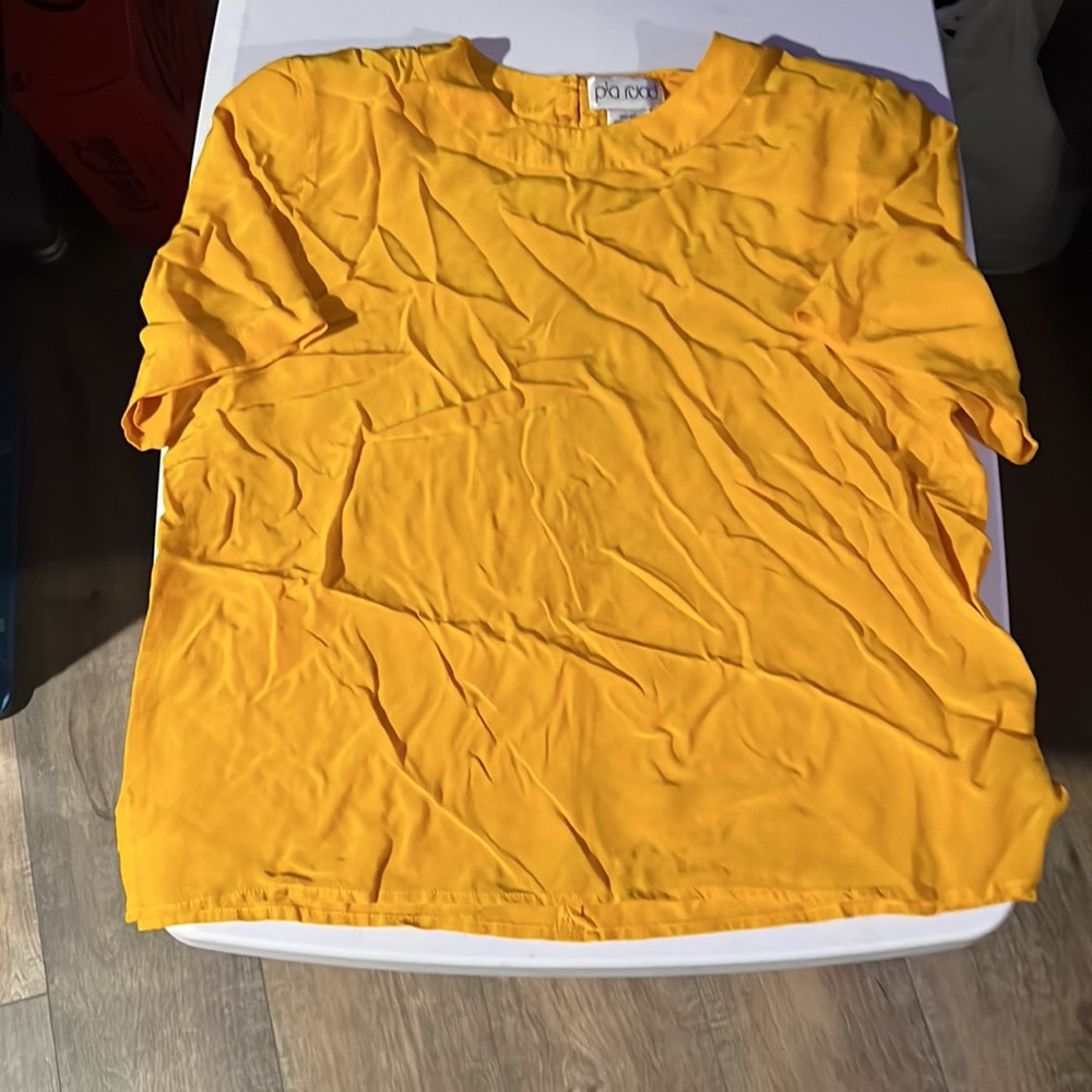 Very good condition 100% silk, mustard or golden rod  blouse Pia Rucci Medium